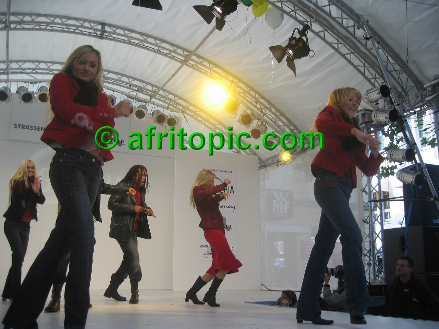 ../Images/Krefeld-Strssenmodenschau-2005 373.jpg